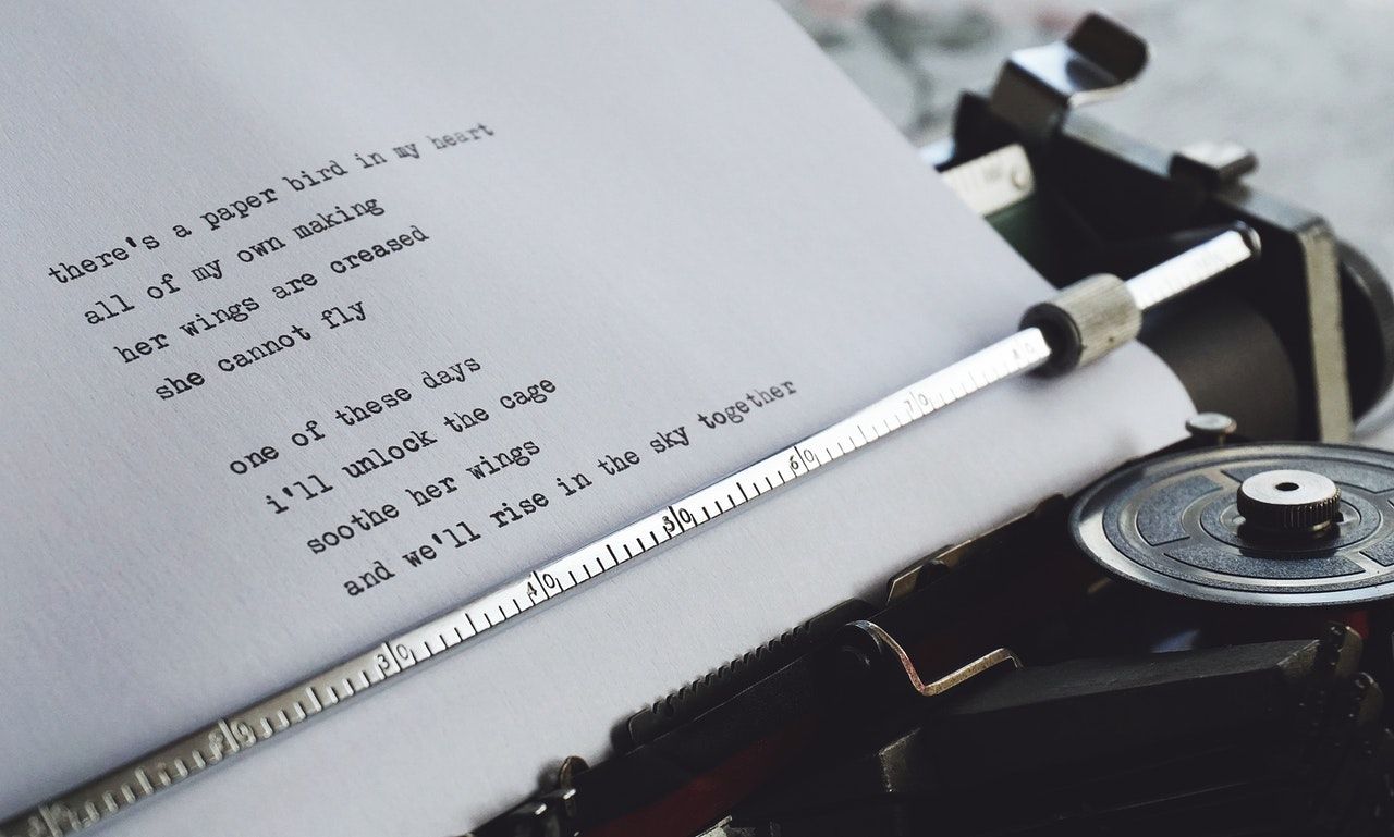 Máquina de escribir y poema. Asesoría en escritura